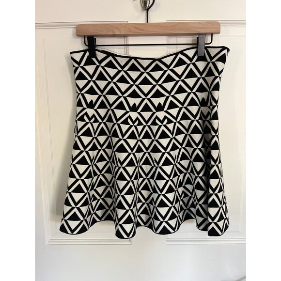 Trina Turk Geometric Pattern Mini Skirt Size Large - Picture 3 of 6